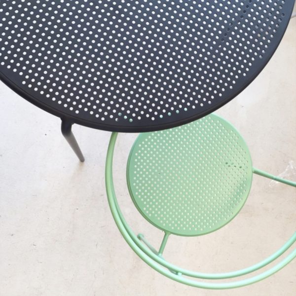 point chair and table green black
